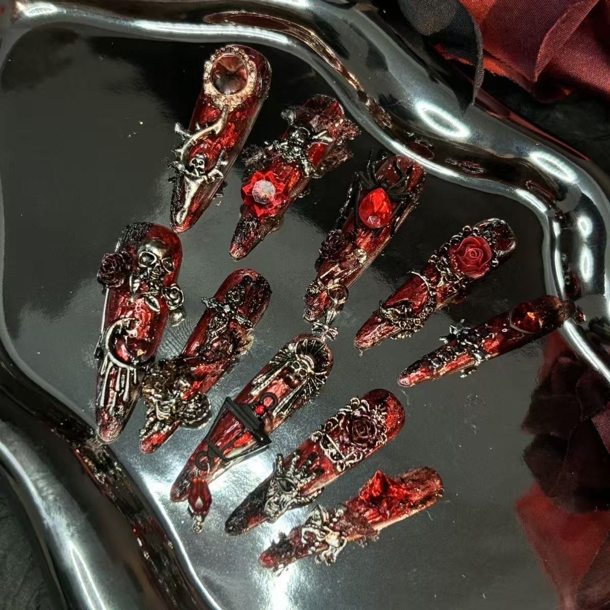 The owner actually took a heavy-duty high-end black and red Gothic bloody dark European and American sweet cool style armor metal exquisite 4.0