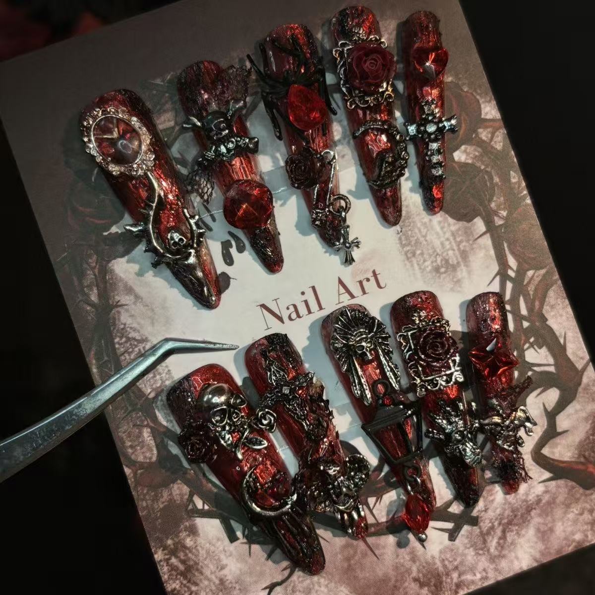 The owner actually took a heavy-duty high-end black and red Gothic bloody dark European and American sweet cool style armor metal exquisite 4.0
